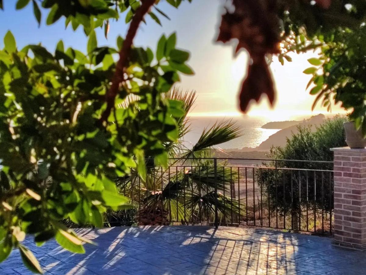 モンタッレグロ Il Casale Di Bovo Marinaヴィラ エクステリア 写真