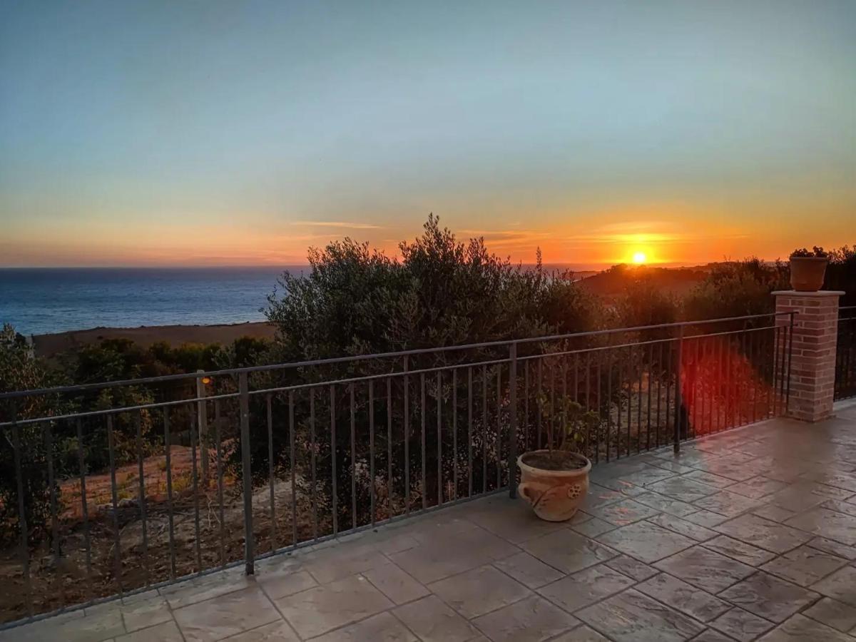 モンタッレグロ Il Casale Di Bovo Marinaヴィラ エクステリア 写真